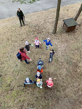 Kinder im Wald aus der Vogelperspektive aufgenommen