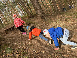 Kinder beim Spielen im Wald