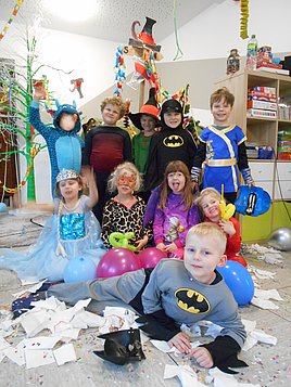 Eine Gruppe bunt verkleideter Kinder