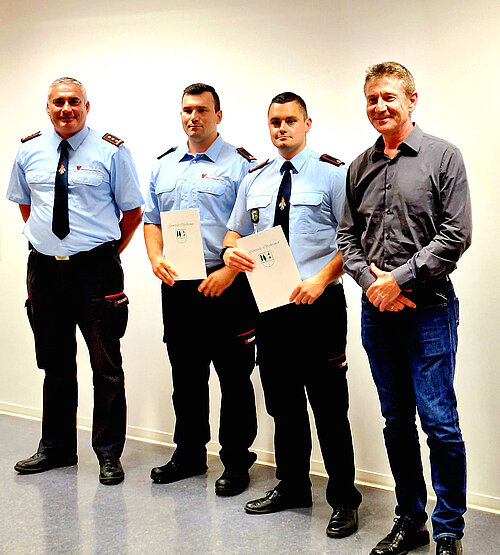 Ortswehrführer, zwei stellv. Ortswehrführer und der Bürgermeister der Gemeinde Oberkrämer