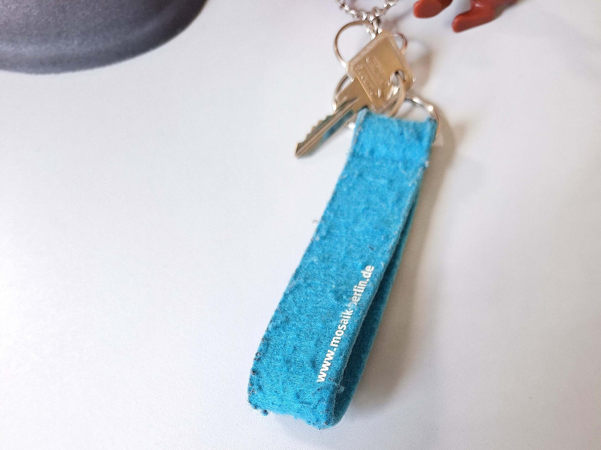 Fundschlüssel mit hellblauem Band