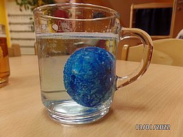 Ein blaues Ei im Wasserglas