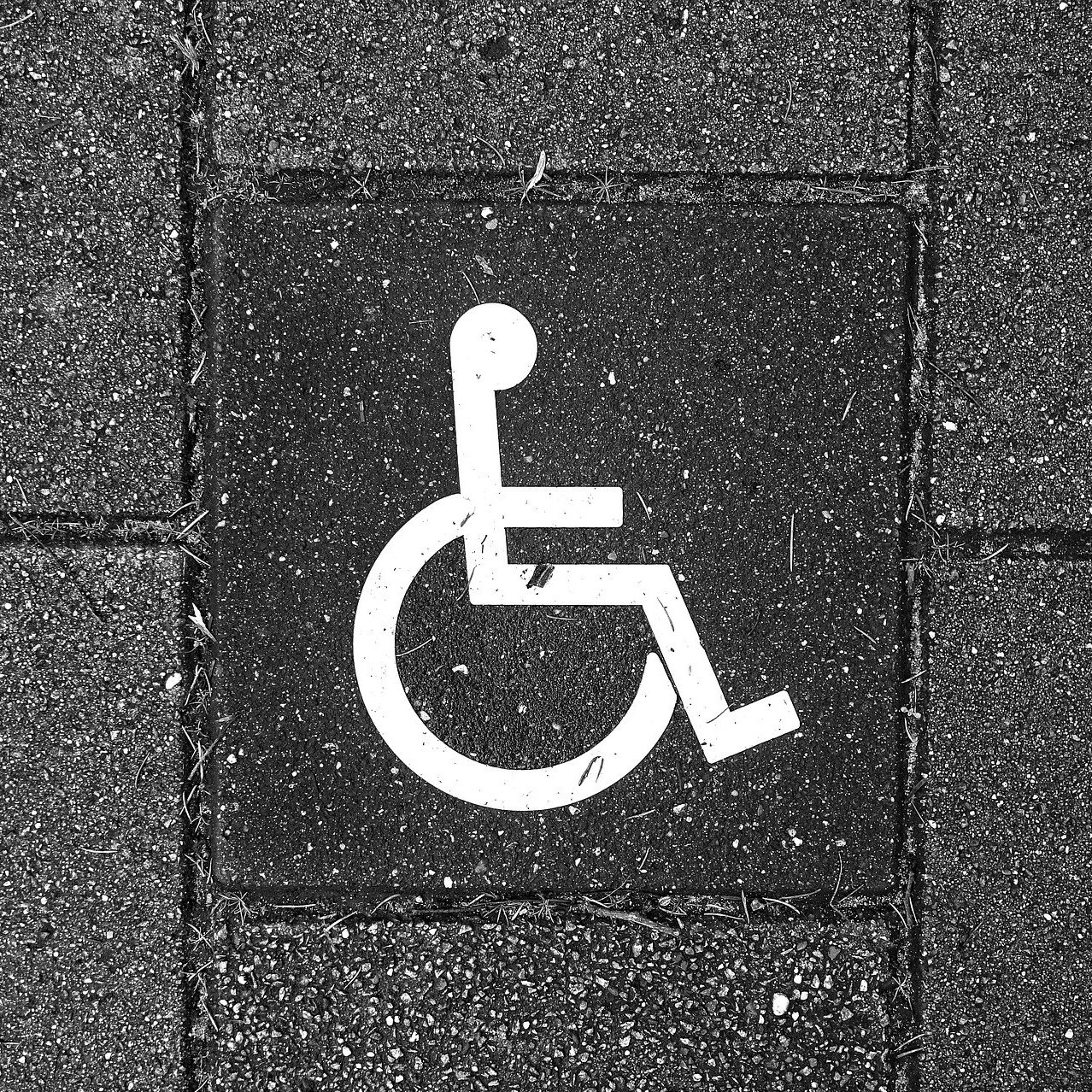 Rollstuhlbild auf dem Gehweg