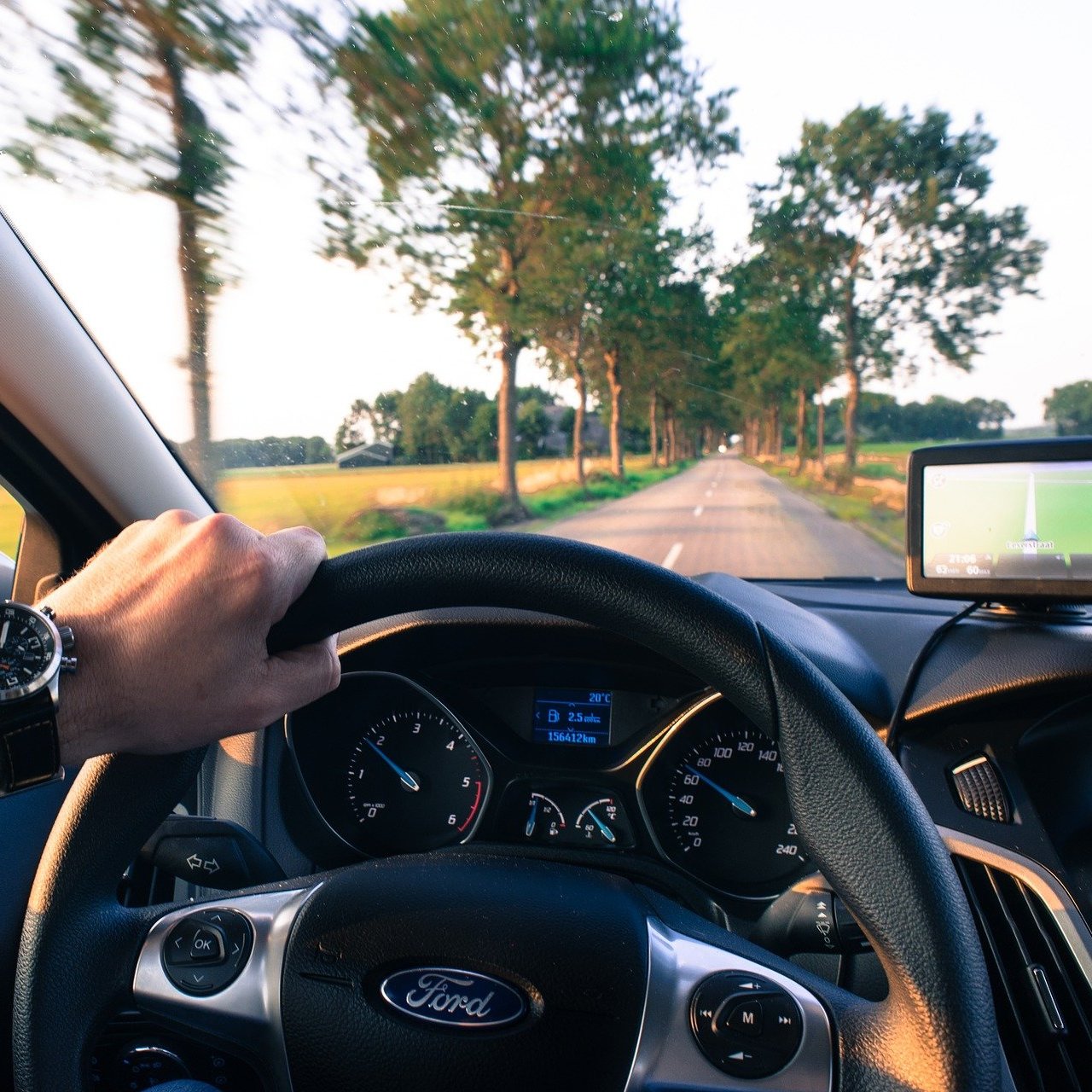 Autofahrer - Sicht aus dem Cockpit auf die Landstraße