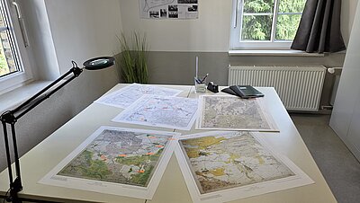 Tisch mit Landkarten
