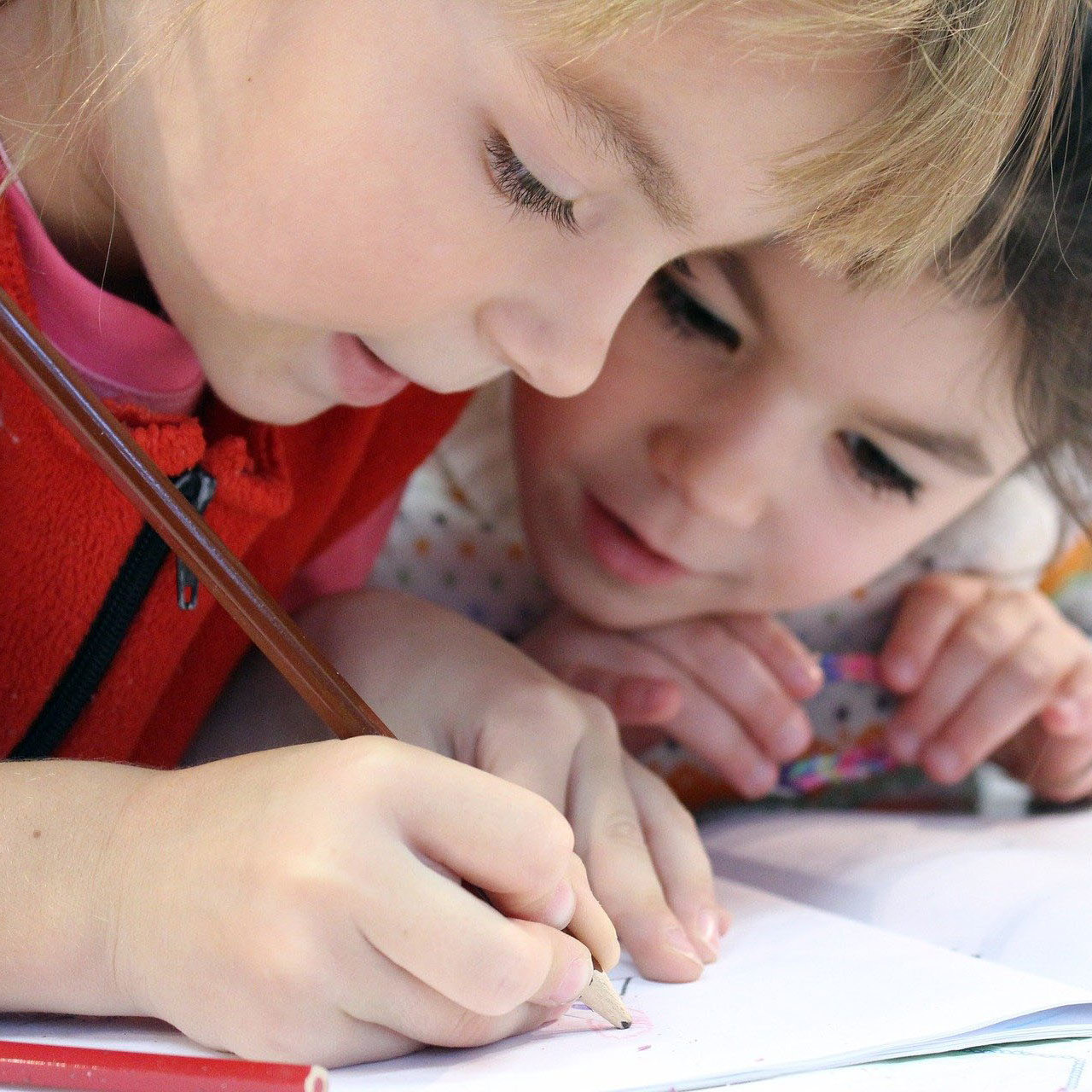 Kinder lernen Schreiben