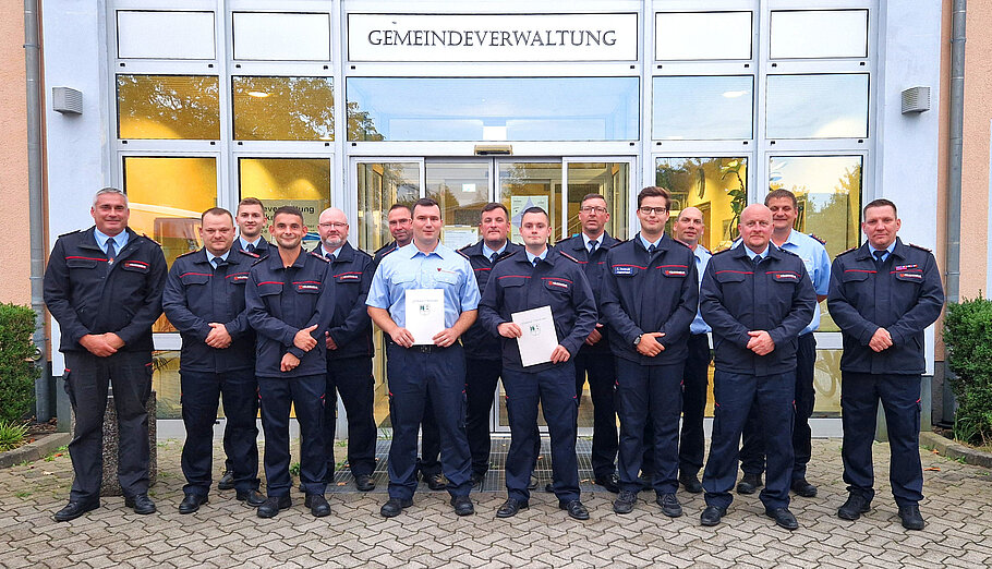 Kameraden der Feuerwehr Oberkrämer vor dem Verwaltungsgebäude