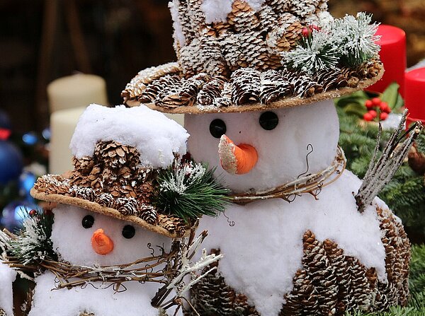 Zwei Schneemänner mit Zylinder