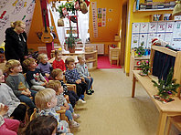 Eine Kindergruppe schaut sich ein Puppenspiel an