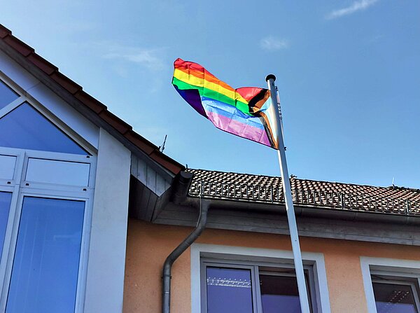 Regenbogenfahne am Verwaltungsgebäude gehisst