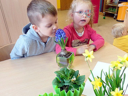 Kinder entdecken Blumen