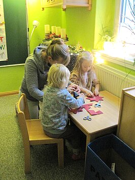 Kinder basteln Papiersterne