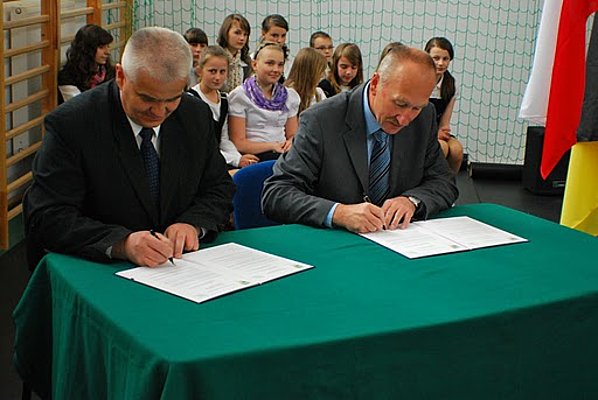 Feierlichen Unterzeichnung des Partnerschaftsabkommens durch die Bürgermeister der Partnergemeinden