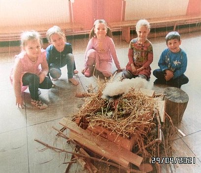 Kinder bauen ein Storchennest