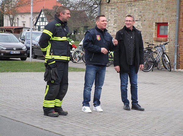 Übergabe Fahrzeuganhänger