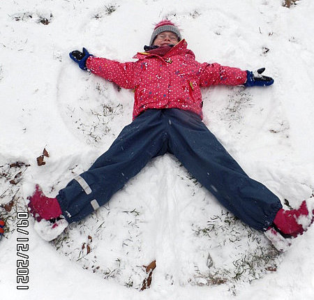 Ein Kind macht einen Schneeeggel