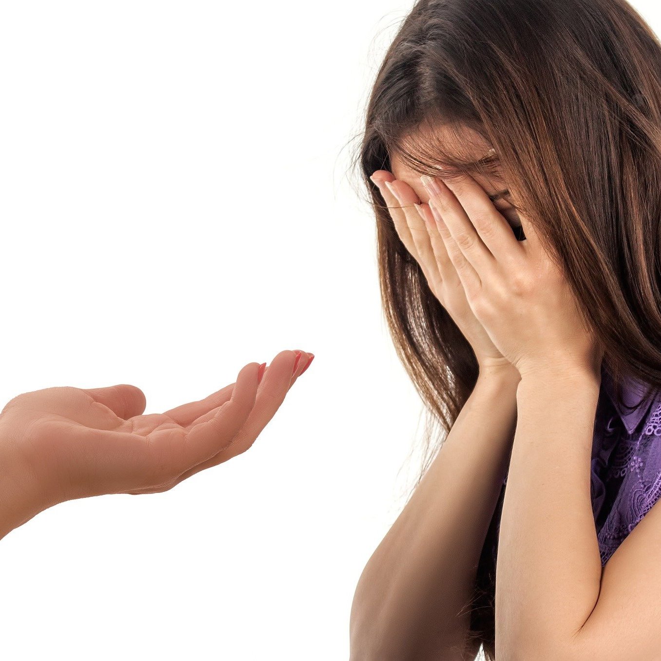 Einem weinenden Mädchen wird eine helfende Hand gereicht