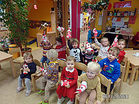 Eine Gruppe Kinder hält Nikolausgeschenke hoch