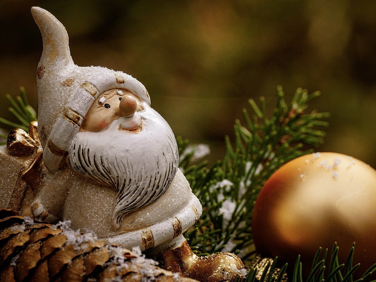 © Pixabay Kleiner Weihnachtsmann und goldene Kugel