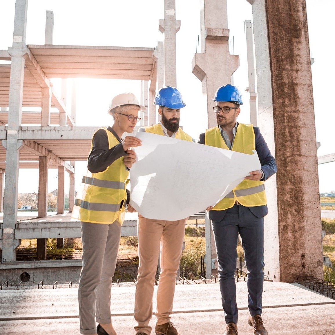 Architekten auf einer Baustelle