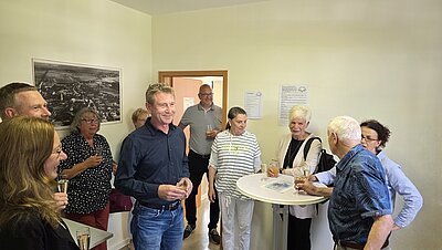 mehrere Personen bei einer Eröffnungsveranstaltung