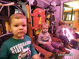 Kinder sitzen in einem Feuerwehrauto