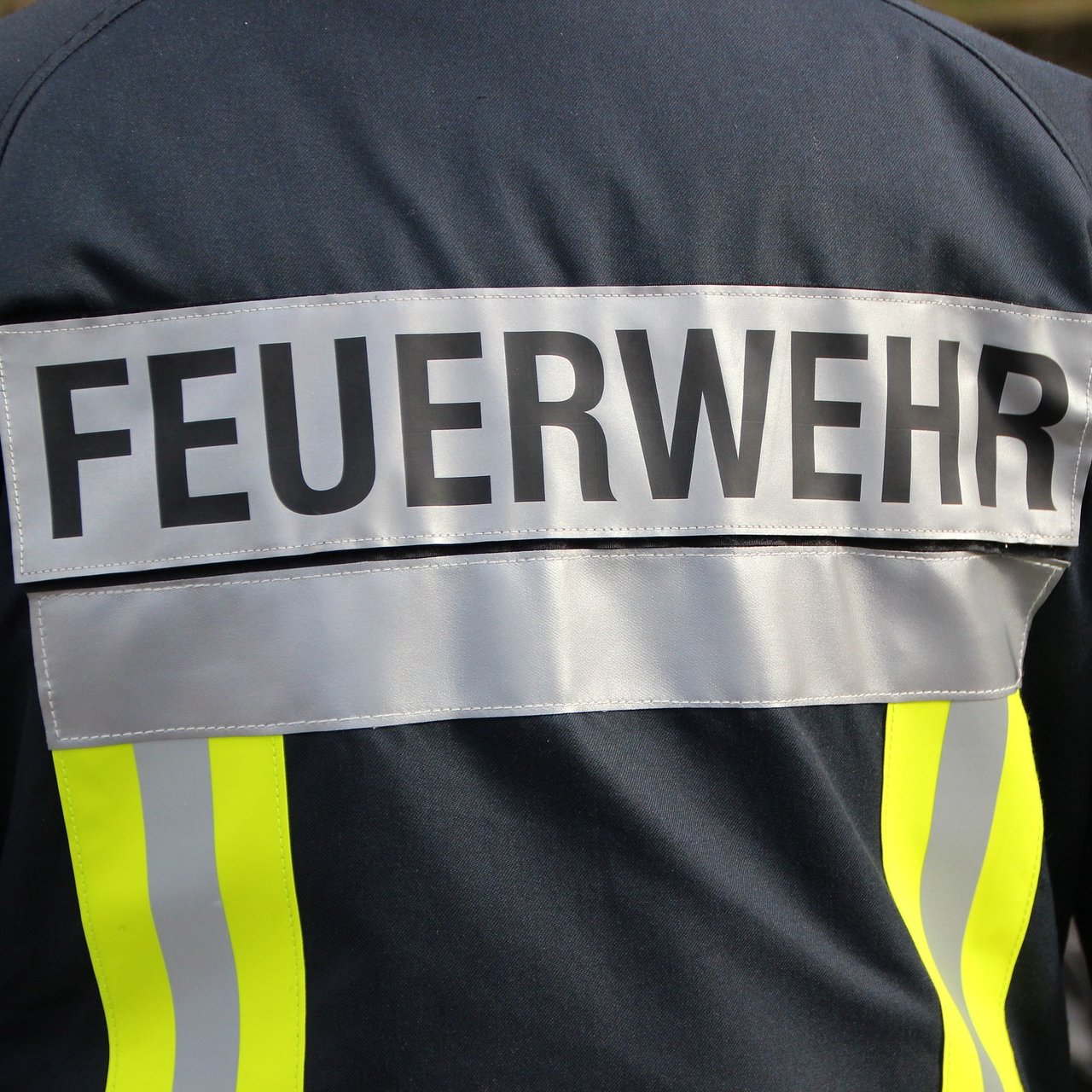 Rückenansicht eines Feuerwehrmannes