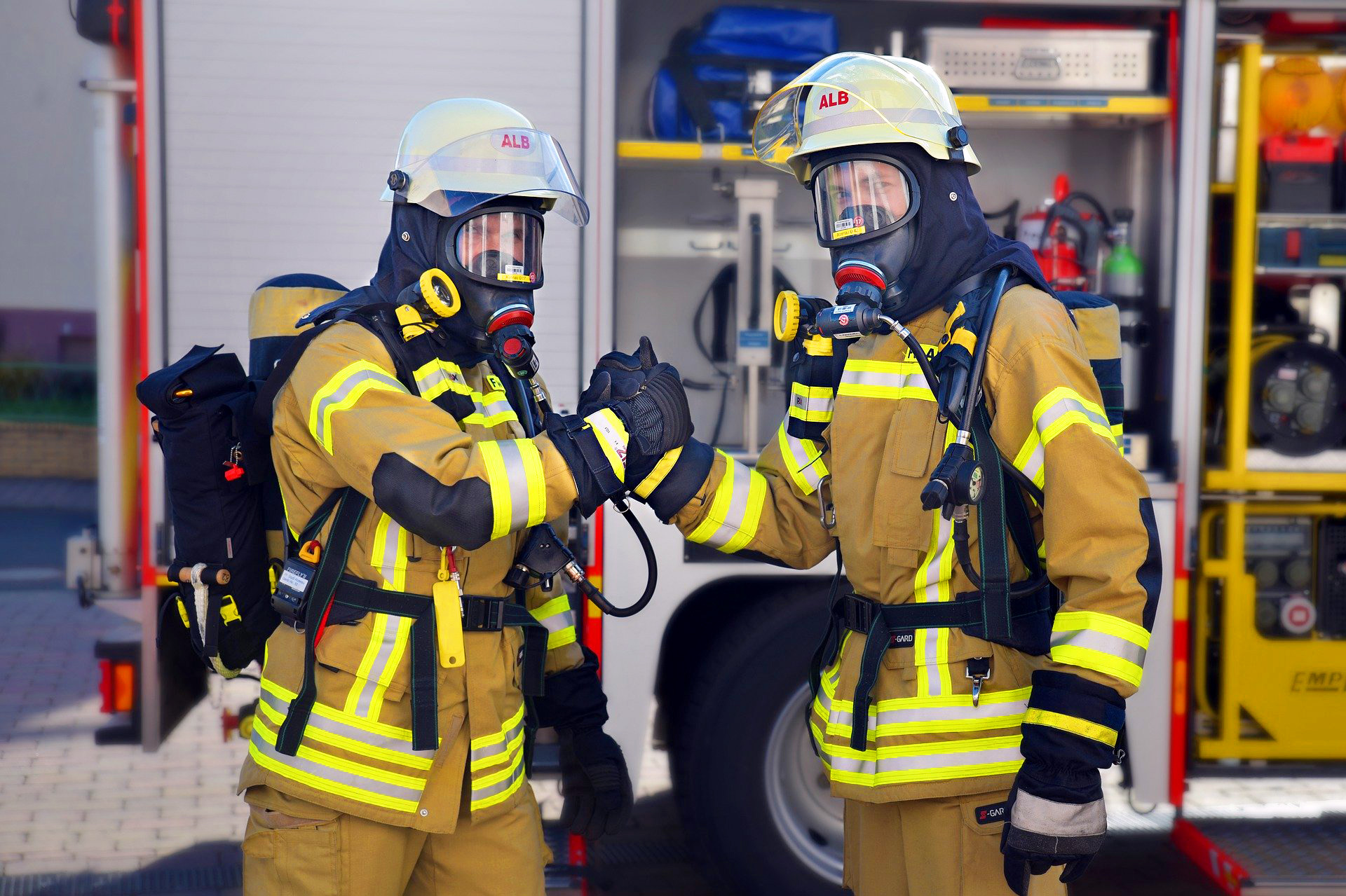 Zwei Feuerwehrkameraden reichen sich die Hand